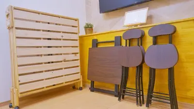 a room with three bar stools next to a wall at \u4e0a\u91ce\u5200\u516b\u6bd8\u6c99\u9580\u5929\u30db\u30c6\u30eb in Tokyo