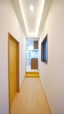 a hallway with a yellow door in a room at \u4e0a\u91ce\u5200\u516b\u6bd8\u6c99\u9580\u5929\u30db\u30c6\u30eb in Tokyo