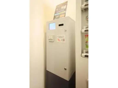 a vending machine in a room with a refrigerator at R & B Hotel Kamata Higashiguchi - Vacation STAY 38814v in Tokyo
