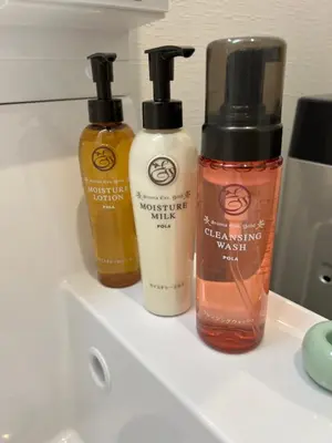 three bottles of hair products sitting on a shelf at \u6e0b\u8c37 \u5e83\u308150m2 2LDK \u4ee3\u3005\u6728\u516c\u5712\u99c5\u5f92\u6b695\u5206 \u5bb6\u65cf\u306b\u304a\u3059\u3059\u3081 in Tokyo