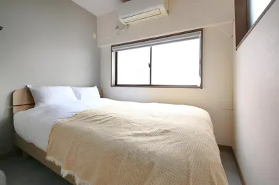 a bedroom with a large bed with a window at \u3077\u3075\u304b\u4e21\u56fd\u3000\uff08pufuka Ryogoku) in Tokyo