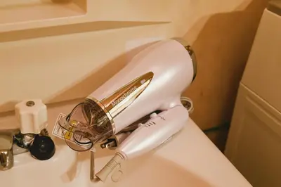 a white hair dryer sitting on top of a sink at North Shinjuku house 5\u99c5\u5f92\u6b69\u570f\u5185\u306e\u5317\u65b0\u5bbf\u306e\u5bb6 in Tokyo