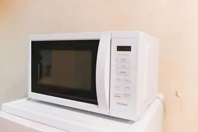 a white microwave oven sitting on top of a shelf at North Shinjuku house 5\u99c5\u5f92\u6b69\u570f\u5185\u306e\u5317\u65b0\u5bbf\u306e\u5bb6 in Tokyo