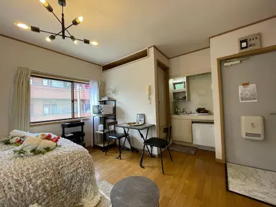a small room with a bed and a kitchen at Best Shinjuku Modern Full-furnished Apartment1 ONLY 2min to Shinjuku by Train in Tokyo