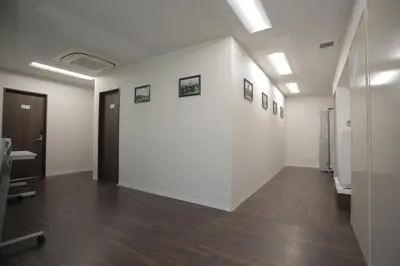 an empty room with white walls and wood floors at \u30b2\u30b9\u30c8\u30cf\u30a6\u30b9\u6634 in Tokyo