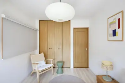 a living room with a chair and a table at Pirane House 201 \u6771\u4eac\u30b9\u30ab\u30a4\u30c4\u30ea\u30fc\u6d45\u8349 \u62bc\u4e0a\u99c5\u304c\u5f92\u6b69\u570f\u5185 \u7121\u6599wifi in Tokyo