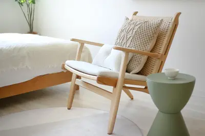 a wooden rocking chair in a bedroom with a bed at Pirane House 201 \u6771\u4eac\u30b9\u30ab\u30a4\u30c4\u30ea\u30fc\u6d45\u8349 \u62bc\u4e0a\u99c5\u304c\u5f92\u6b69\u570f\u5185 \u7121\u6599wifi in Tokyo