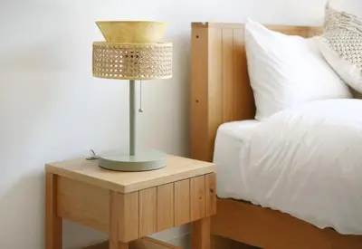 a lamp on a night stand next to a bed at Pirane House 201 \u6771\u4eac\u30b9\u30ab\u30a4\u30c4\u30ea\u30fc\u6d45\u8349 \u62bc\u4e0a\u99c5\u304c\u5f92\u6b69\u570f\u5185 \u7121\u6599wifi in Tokyo