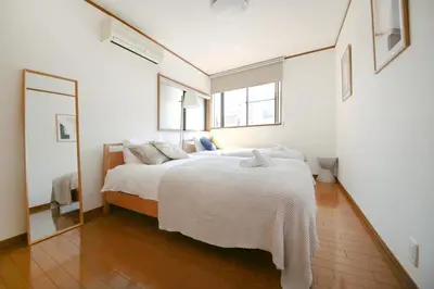 a bedroom with a large bed with a mirror at Pirane House 201 \u6771\u4eac\u30b9\u30ab\u30a4\u30c4\u30ea\u30fc\u6d45\u8349 \u62bc\u4e0a\u99c5\u304c\u5f92\u6b69\u570f\u5185 \u7121\u6599wifi in Tokyo
