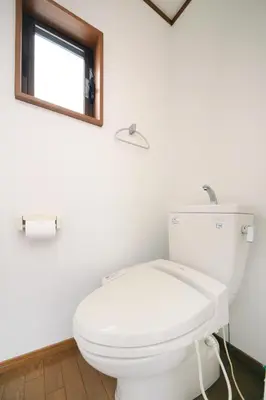 a white toilet in a bathroom with a window at Pirane House 201 \u6771\u4eac\u30b9\u30ab\u30a4\u30c4\u30ea\u30fc\u6d45\u8349 \u62bc\u4e0a\u99c5\u304c\u5f92\u6b69\u570f\u5185 \u7121\u6599wifi in Tokyo