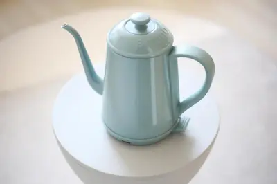 a white tea kettle sitting on a white table at Pirane House 201 \u6771\u4eac\u30b9\u30ab\u30a4\u30c4\u30ea\u30fc\u6d45\u8349 \u62bc\u4e0a\u99c5\u304c\u5f92\u6b69\u570f\u5185 \u7121\u6599wifi in Tokyo