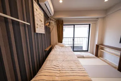 a room with two beds and a window at \u6c60\u888bC1\u51fa\u53e3\u5f92\u6b695\u5206\u30002LDK \u307e\u308b\u307e\u308b\u8cb8\u5207\u3000\u885b\u751f\u8a2d\u5099\u5145\u5b9f in Tokyo