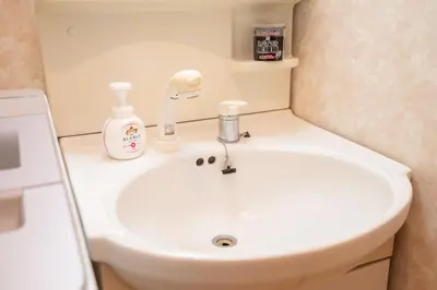 a bathroom with a white sink and a toilet at Hanamikaku\u522b\u5885110\u5e73\u65b9 4LDK,\u4e1c\u4eac\u7ad913\u5206 \u65b0\u5bbf25\u5206 \u79cb\u8449\u539f14\u5206 \u9280\u5ea730\u5206 \u6e0b\u8c3736 in Tokyo