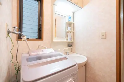 a small bathroom with a sink and a mirror at Hanamikaku\u522b\u5885110\u5e73\u65b9 4LDK,\u4e1c\u4eac\u7ad913\u5206 \u65b0\u5bbf25\u5206 \u79cb\u8449\u539f14\u5206 \u9280\u5ea730\u5206 \u6e0b\u8c3736 in Tokyo