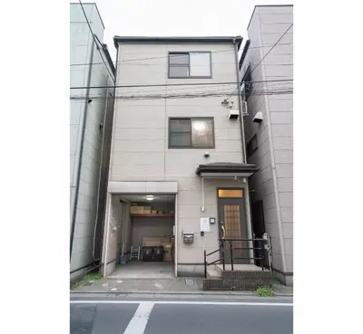 an apartment building with a street in front of it at Hanamikaku\u522b\u5885110\u5e73\u65b9 4LDK,\u4e1c\u4eac\u7ad913\u5206 \u65b0\u5bbf25\u5206 \u79cb\u8449\u539f14\u5206 \u9280\u5ea730\u5206 \u6e0b\u8c3736 in Tokyo