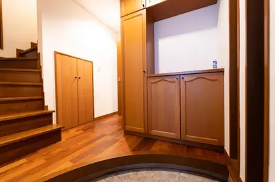a hallway with a large door and stairs in a building at SATELLITE HOTEL Roppongi \u30b5\u30c6\u30e9\u30a4\u30c8\u30db\u30c6\u30eb\u516d\u672c\u6728 in Tokyo