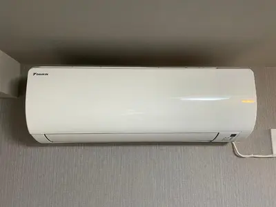 a white computer printer sitting on top of a wall at \u65b0\u898f\u30aa\u30fc\u30d7\u30f3\u30fb\u65b0\u5bbf\u99c52\u30ad\u30ed\u570f\u5185\u30fb\u7bc93\u5e74\u30c7\u30b6\u30a4\u30ca\u30fc\u30ba\u30de\u30f3\u30b7\u30e7\u30f3 in Tokyo