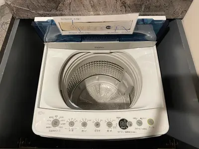 a washing machine with a box on top of it at \u65b0\u898f\u30aa\u30fc\u30d7\u30f3\u30fb\u65b0\u5bbf\u99c52\u30ad\u30ed\u570f\u5185\u30fb\u7bc93\u5e74\u30c7\u30b6\u30a4\u30ca\u30fc\u30ba\u30de\u30f3\u30b7\u30e7\u30f3 in Tokyo