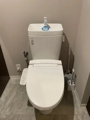 a bathroom with a white toilet in a room at \u65b0\u898f\u30aa\u30fc\u30d7\u30f3\u30fb\u65b0\u5bbf\u99c52\u30ad\u30ed\u570f\u5185\u30fb\u7bc93\u5e74\u30c7\u30b6\u30a4\u30ca\u30fc\u30ba\u30de\u30f3\u30b7\u30e7\u30f3 in Tokyo