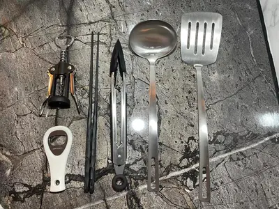a group of utensils sitting on top of a table at \u65b0\u898f\u30aa\u30fc\u30d7\u30f3\u30fb\u65b0\u5bbf\u99c52\u30ad\u30ed\u570f\u5185\u30fb\u7bc93\u5e74\u30c7\u30b6\u30a4\u30ca\u30fc\u30ba\u30de\u30f3\u30b7\u30e7\u30f3 in Tokyo