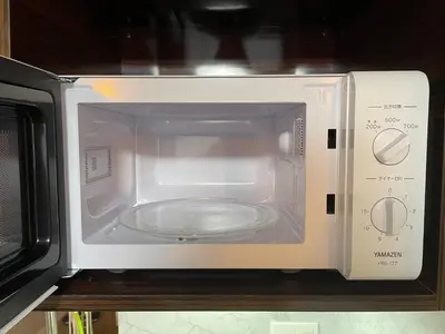 a microwave oven with a plate inside of it at \u65b0\u898f\u30aa\u30fc\u30d7\u30f3\u30fb\u65b0\u5bbf\u99c52\u30ad\u30ed\u570f\u5185\u30fb\u7bc93\u5e74\u30c7\u30b6\u30a4\u30ca\u30fc\u30ba\u30de\u30f3\u30b7\u30e7\u30f3 in Tokyo