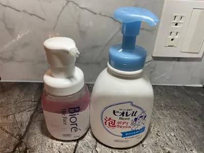 a bottle of cleaner next to a bottle of bleach at \u65b0\u898f\u30aa\u30fc\u30d7\u30f3\u30fb\u65b0\u5bbf\u99c52\u30ad\u30ed\u570f\u5185\u30fb\u7bc93\u5e74\u30c7\u30b6\u30a4\u30ca\u30fc\u30ba\u30de\u30f3\u30b7\u30e7\u30f3 in Tokyo
