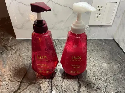 two red bottles sitting next to each other on a counter at \u65b0\u898f\u30aa\u30fc\u30d7\u30f3\u30fb\u65b0\u5bbf\u99c52\u30ad\u30ed\u570f\u5185\u30fb\u7bc93\u5e74\u30c7\u30b6\u30a4\u30ca\u30fc\u30ba\u30de\u30f3\u30b7\u30e7\u30f3 in Tokyo