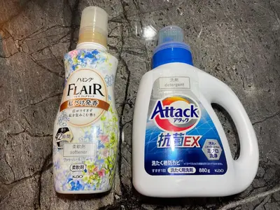 two bottles of milk sitting next to each other at \u65b0\u898f\u30aa\u30fc\u30d7\u30f3\u30fb\u65b0\u5bbf\u99c52\u30ad\u30ed\u570f\u5185\u30fb\u7bc93\u5e74\u30c7\u30b6\u30a4\u30ca\u30fc\u30ba\u30de\u30f3\u30b7\u30e7\u30f3 in Tokyo