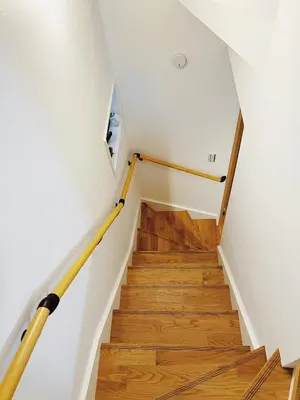a staircase in a house with wooden floors at \u6210\u7530\u7fbd\u7530\u7a7a\u6e2f\u76f4\u884c skytree \u4e0a\u91ce asakusa \u9280\u5ea7\u76f4\u884c \u99c5\u304b\u3089\u5f92\u6b698\u5206\u65b0\u7bc9\u6238\u5efa \u99d0\u8eca\u5834\u4ed8\u3044\u3066\u306a\u3044 in Tokyo