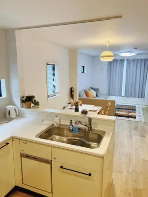 a kitchen with a sink and a living room at \u6210\u7530\u7fbd\u7530\u7a7a\u6e2f\u76f4\u884c skytree \u4e0a\u91ce asakusa \u9280\u5ea7\u76f4\u884c \u99c5\u304b\u3089\u5f92\u6b698\u5206\u65b0\u7bc9\u6238\u5efa \u99d0\u8eca\u5834\u4ed8\u3044\u3066\u306a\u3044 in Tokyo