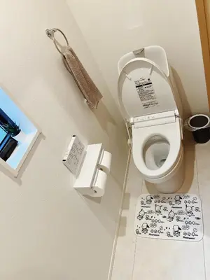 a bathroom with a toilet with a sign on the floor at \u6210\u7530\u7fbd\u7530\u7a7a\u6e2f\u76f4\u884c skytree \u4e0a\u91ce asakusa \u9280\u5ea7\u76f4\u884c \u99c5\u304b\u3089\u5f92\u6b698\u5206\u65b0\u7bc9\u6238\u5efa \u99d0\u8eca\u5834\u4ed8\u3044\u3066\u306a\u3044 in Tokyo