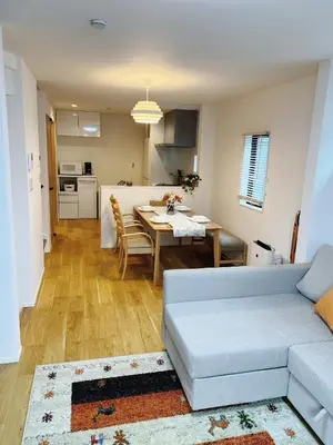 a living room with a blue couch and a table at \u6210\u7530\u7fbd\u7530\u7a7a\u6e2f\u76f4\u884c skytree \u4e0a\u91ce asakusa \u9280\u5ea7\u76f4\u884c \u99c5\u304b\u3089\u5f92\u6b698\u5206\u65b0\u7bc9\u6238\u5efa \u99d0\u8eca\u5834\u4ed8\u3044\u3066\u306a\u3044 in Tokyo