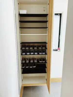 a closet filled with lots of shoes at \u6210\u7530\u7fbd\u7530\u7a7a\u6e2f\u76f4\u884c skytree \u4e0a\u91ce asakusa \u9280\u5ea7\u76f4\u884c \u99c5\u304b\u3089\u5f92\u6b698\u5206\u65b0\u7bc9\u6238\u5efa \u99d0\u8eca\u5834\u4ed8\u3044\u3066\u306a\u3044 in Tokyo