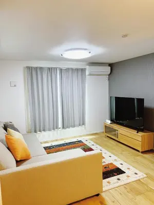 a living room with a couch and a flat screen tv at \u6210\u7530\u7fbd\u7530\u7a7a\u6e2f\u76f4\u884c skytree \u4e0a\u91ce asakusa \u9280\u5ea7\u76f4\u884c \u99c5\u304b\u3089\u5f92\u6b698\u5206\u65b0\u7bc9\u6238\u5efa \u99d0\u8eca\u5834\u4ed8\u3044\u3066\u306a\u3044 in Tokyo