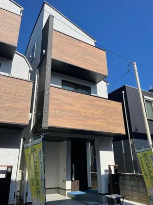 a building with wooden panels on the front of it at \u6210\u7530\u7fbd\u7530\u7a7a\u6e2f\u76f4\u884c skytree \u4e0a\u91ce asakusa \u9280\u5ea7\u76f4\u884c \u99c5\u304b\u3089\u5f92\u6b698\u5206\u65b0\u7bc9\u6238\u5efa \u99d0\u8eca\u5834\u4ed8\u3044\u3066\u306a\u3044 in Tokyo