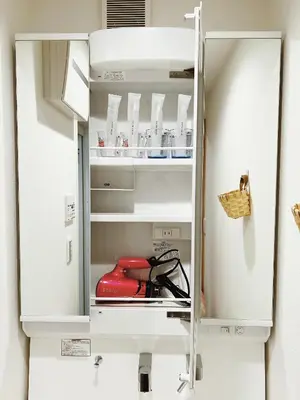a refrigerator door open with a red appliance inside at \u6210\u7530\u7fbd\u7530\u7a7a\u6e2f\u76f4\u884c skytree \u4e0a\u91ce asakusa \u9280\u5ea7\u76f4\u884c \u99c5\u304b\u3089\u5f92\u6b698\u5206\u65b0\u7bc9\u6238\u5efa \u99d0\u8eca\u5834\u4ed8\u3044\u3066\u306a\u3044 in Tokyo