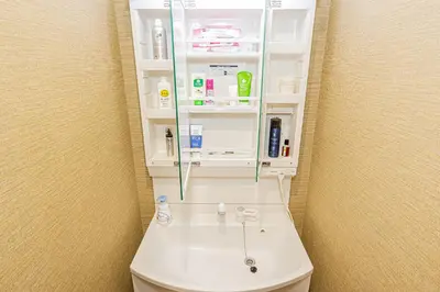 a bathroom sink with a mirror above a toilet at \u4e1c\u4eac\u4e2d\u5fc3 \u65b0\u88c5\u4fee\u548c\u98ce\u5bbd\u655e\u516c\u5bd3 \u76f4\u8fbe\u4e0a\u91ce\u65b0\u5bbf\u4e1c\u4eac 402 in Tokyo