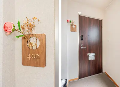a room with a door and a vase with flowers at \u4e1c\u4eac\u4e2d\u5fc3 \u65b0\u88c5\u4fee\u548c\u98ce\u5bbd\u655e\u516c\u5bd3 \u76f4\u8fbe\u4e0a\u91ce\u65b0\u5bbf\u4e1c\u4eac 402 in Tokyo