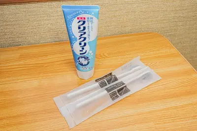 a toothbrush and a tube of toothpaste on a table at \u4e1c\u4eac\u4e2d\u5fc3 \u65b0\u88c5\u4fee\u548c\u98ce\u5bbd\u655e\u516c\u5bd3 \u76f4\u8fbe\u4e0a\u91ce\u65b0\u5bbf\u4e1c\u4eac 402 in Tokyo