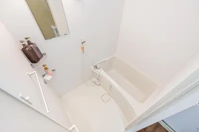 a white bathroom with a sink in a room at \u4e1c\u4eac\u4e2d\u5fc3 \u65b0\u88c5\u4fee\u548c\u98ce\u5bbd\u655e\u516c\u5bd3 \u76f4\u8fbe\u4e0a\u91ce\u65b0\u5bbf\u4e1c\u4eac 402 in Tokyo