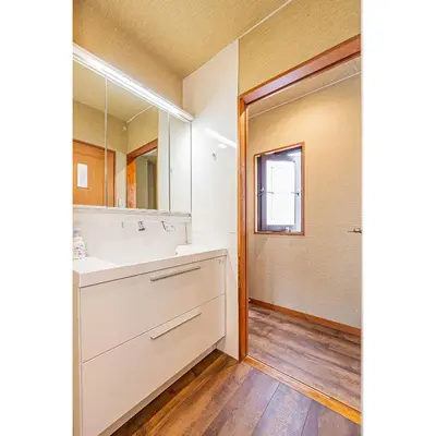 a bathroom with a sink and a mirror at \u4e1c\u4eac\u4e2d\u5fc3 \u65b0\u88c5\u4fee\u548c\u98ce\u5bbd\u655e\u516c\u5bd3 \u76f4\u8fbe\u4e0a\u91ce\u65b0\u5bbf\u4e1c\u4eac 402 in Tokyo