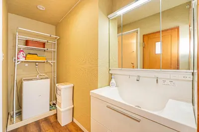 a bathroom with a sink and a mirror at \u4e1c\u4eac\u4e2d\u5fc3 \u65b0\u88c5\u4fee\u548c\u98ce\u5bbd\u655e\u516c\u5bd3 \u76f4\u8fbe\u4e0a\u91ce\u65b0\u5bbf\u4e1c\u4eac 402 in Tokyo
