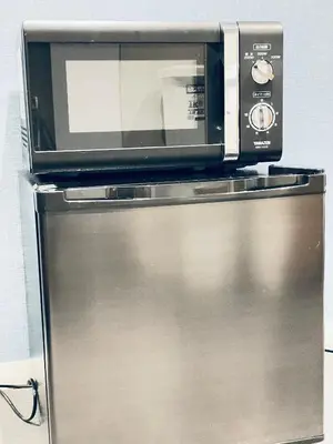 a microwave sitting on top of a refrigerator at \u4e1c\u4eac\u4e2d\u5fc3\u5168\u65b0\u88c5\u4fee\u5bbd\u655e\u660e\u4eae\u7684\u516c\u5bd3 3\u5206\u949f\u6b65\u884c\u8def\u7a0b\u5230\u95e8\u524d\u4ef2\u753a\u7ad9 \u4e24\u6761\u5730\u94c1\u7ebf\u76f4\u8fbe\u4e1c\u4eac\u4e0a\u91ce\u65b0\u5bbf201 in Tokyo