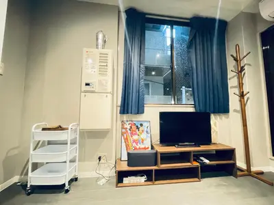 a room with a desk with a television and a window at \u4e1c\u4eac\u4e2d\u5fc3\u5168\u65b0\u88c5\u4fee\u5bbd\u655e\u660e\u4eae\u7684\u516c\u5bd3 3\u5206\u949f\u6b65\u884c\u8def\u7a0b\u5230\u95e8\u524d\u4ef2\u753a\u7ad9 \u4e24\u6761\u5730\u94c1\u7ebf\u76f4\u8fbe\u4e1c\u4eac\u4e0a\u91ce\u65b0\u5bbf201 in Tokyo
