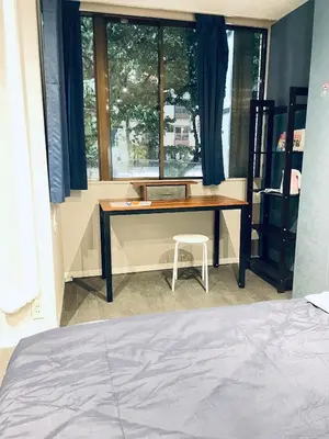 a bedroom with a desk and a chair next to a window at \u4e1c\u4eac\u4e2d\u5fc3\u5168\u65b0\u88c5\u4fee\u5bbd\u655e\u660e\u4eae\u7684\u516c\u5bd3 3\u5206\u949f\u6b65\u884c\u8def\u7a0b\u5230\u95e8\u524d\u4ef2\u753a\u7ad9 \u4e24\u6761\u5730\u94c1\u7ebf\u76f4\u8fbe\u4e1c\u4eac\u4e0a\u91ce\u65b0\u5bbf201 in Tokyo