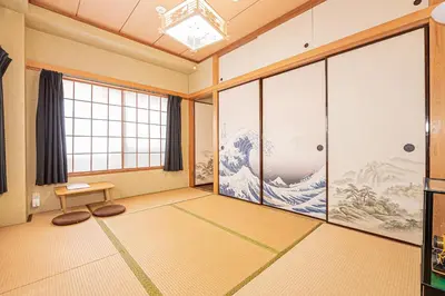 an empty room with a large window and a room with aousandousandousandousand at 302\u4e1c\u4eac\u4e2d\u5fc3\u5168\u65b0\u88c5\u4fee\u5bbd\u655e\u660e\u4eae\u7684\u516c\u5bd3 3\u5206\u949f\u6b65\u884c\u8def\u7a0b\u5230\u95e8\u524d\u4ef2\u753a\u7ad9 \u4e24\u6761\u5730\u94c1\u7ebf\u76f4\u8fbe\u4e1c\u4eac\u4e0a\u91ce\u65b0\u5bbf in Tokyo