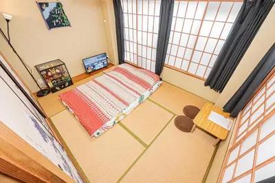 an overhead view of a bedroom with a bed and window at 302\u4e1c\u4eac\u4e2d\u5fc3\u5168\u65b0\u88c5\u4fee\u5bbd\u655e\u660e\u4eae\u7684\u516c\u5bd3 3\u5206\u949f\u6b65\u884c\u8def\u7a0b\u5230\u95e8\u524d\u4ef2\u753a\u7ad9 \u4e24\u6761\u5730\u94c1\u7ebf\u76f4\u8fbe\u4e1c\u4eac\u4e0a\u91ce\u65b0\u5bbf in Tokyo
