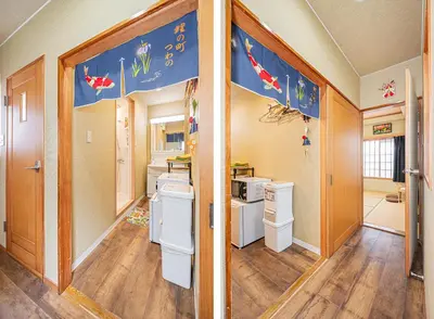 two views of a room with a kitchen and a bathroom at 302\u4e1c\u4eac\u4e2d\u5fc3\u5168\u65b0\u88c5\u4fee\u5bbd\u655e\u660e\u4eae\u7684\u516c\u5bd3 3\u5206\u949f\u6b65\u884c\u8def\u7a0b\u5230\u95e8\u524d\u4ef2\u753a\u7ad9 \u4e24\u6761\u5730\u94c1\u7ebf\u76f4\u8fbe\u4e1c\u4eac\u4e0a\u91ce\u65b0\u5bbf in Tokyo